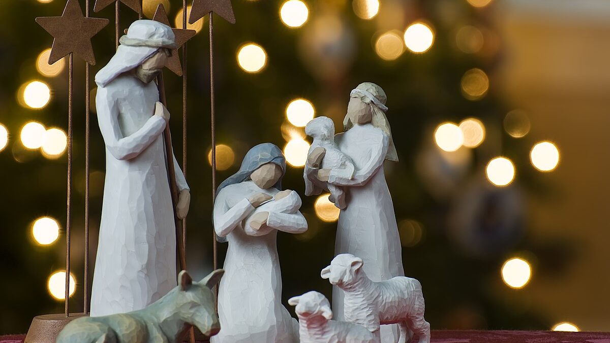 1200px-Nativity_tree2011